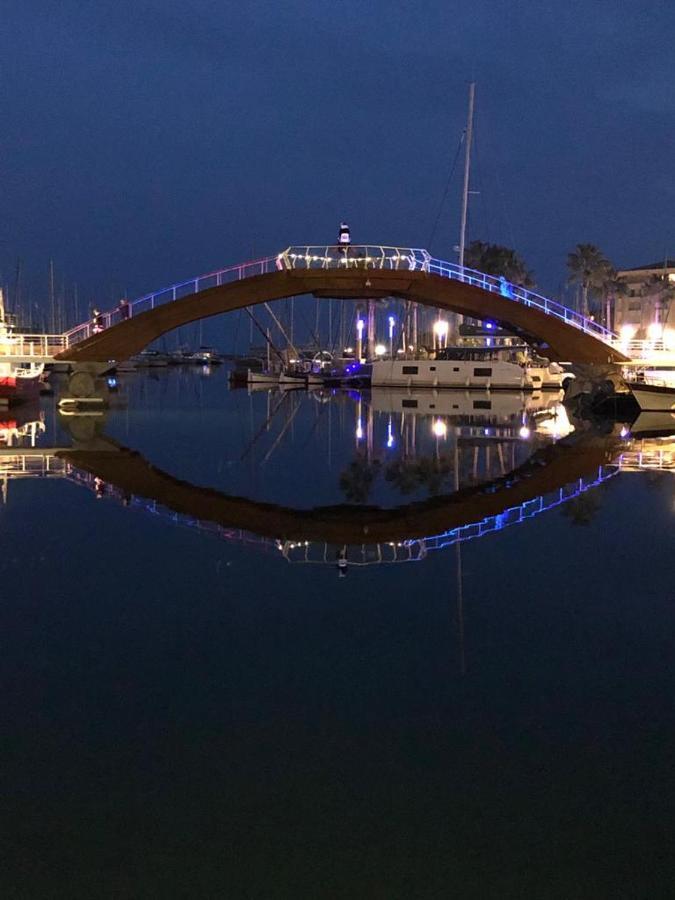 Sur Le Quai De Port Frejus Apartman Kültér fotó